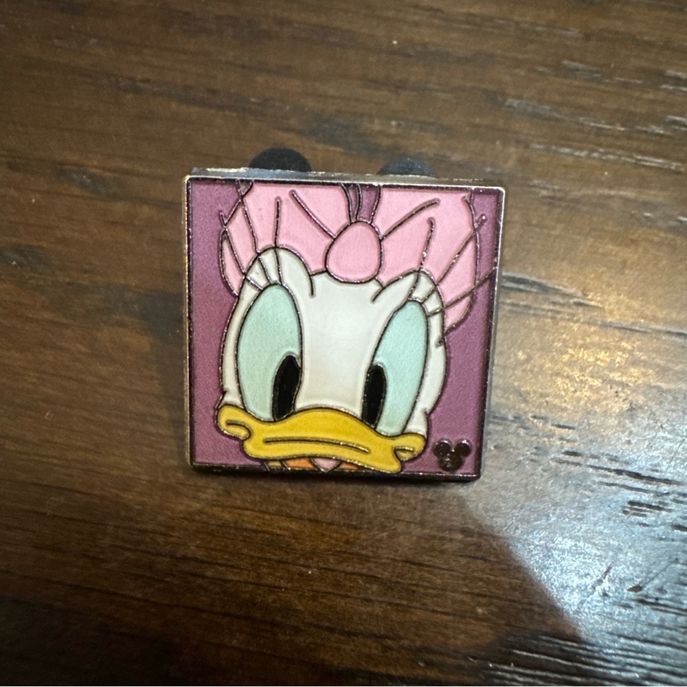 Disney Hidden Mickey Series Character Faces Daisy Duck Pin 2012